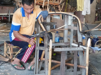 assembling of a rattan armchair